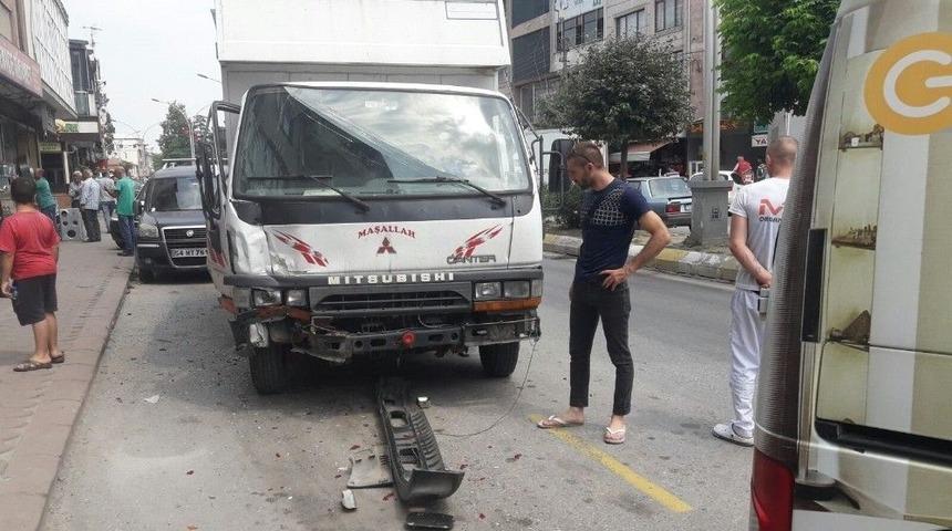 Kamyonet Park Halindeki 2 Araca &Ccedil;arptı