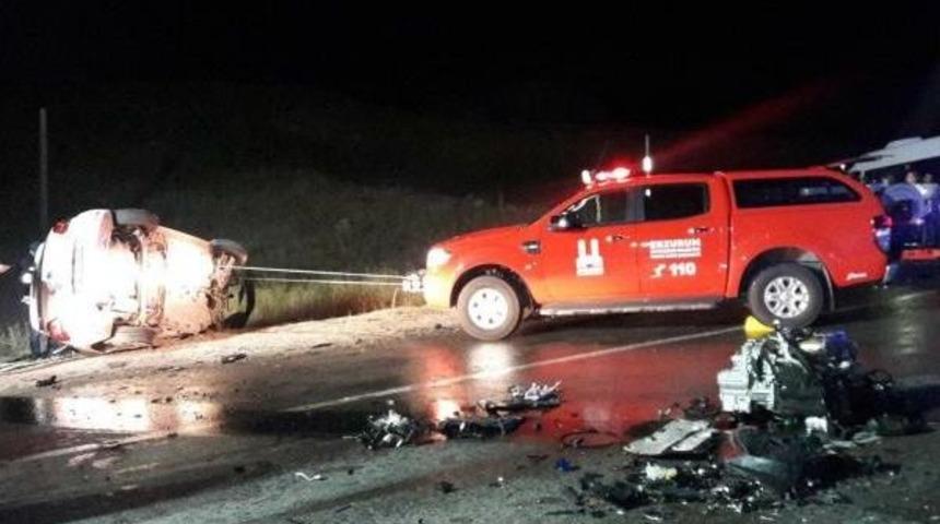 Kop'ta Otomoobil Ile Minib&uuml;s &Ccedil;arpıştı, 1 Polis &Ouml;ld&uuml;. 13 Kişi Yaralandı