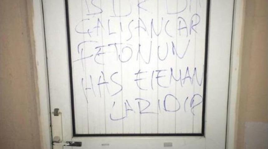 Kurumun Kapısına, 'burada &Ccedil;alışanlar Fet&ouml;'n&uuml;n Has Elamanlarıdır' Yazan Memur G&ouml;zaltında