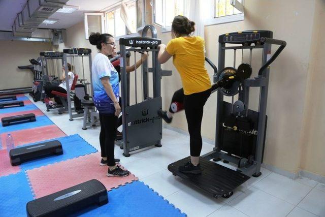 Yüreğirli Kadınlar Fitness Yaparak Zayıflıyor