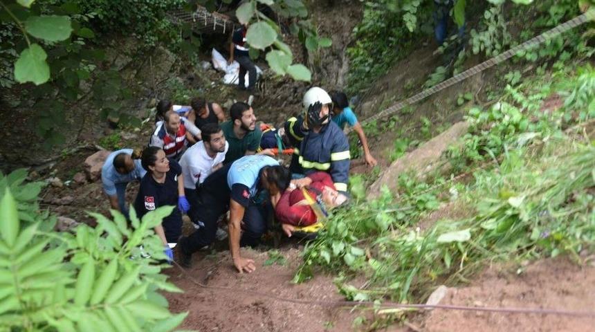 Fındık İş&ccedil;ilerini Taşıyan Minib&uuml;s Şarampole Yuvarlandı: 2&rsquo;si Ağır 17 Yaralı