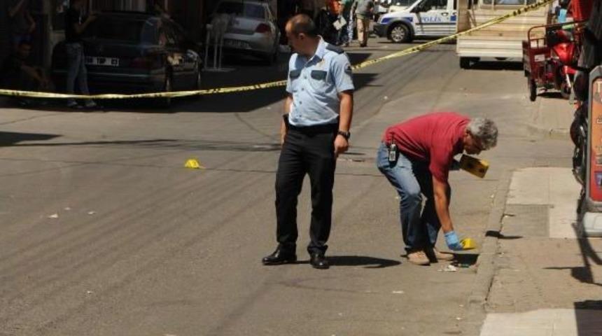 Gaziantep'te Otomobilden Ateş A&ccedil;ıldı, Yoldan Ge&ccedil;en Oğlunu Korumaya &Ccedil;alışan Baba Yaralandı