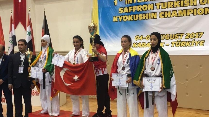 Altın Safran A&ccedil;ık Kyokushin Şampiyonası&rsquo;nda Pursaklar Belediyesi Sporcusu Aslı Delibal Şampiyon Oldu