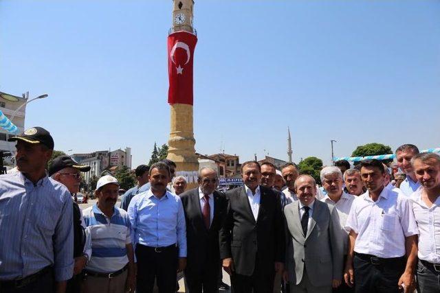 Bayramda Bir Gün Tatil Yapacağını Açıklayan Bakan Eroğlu’ndan Müteahhitlere Uyarı