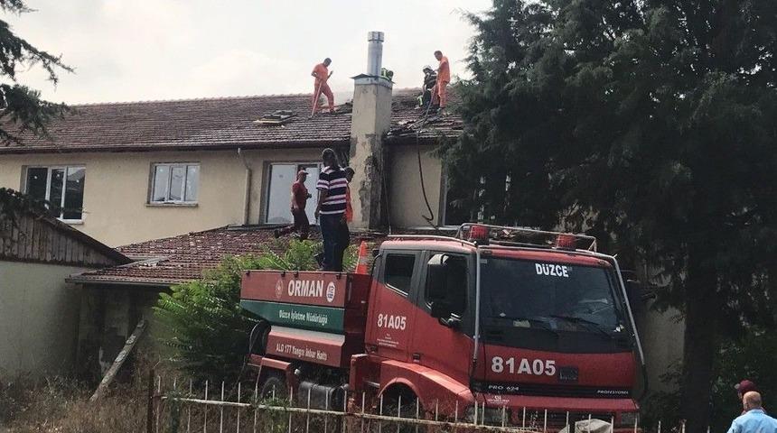 Okulun &Ccedil;atısında Yangın &Ccedil;ıktı