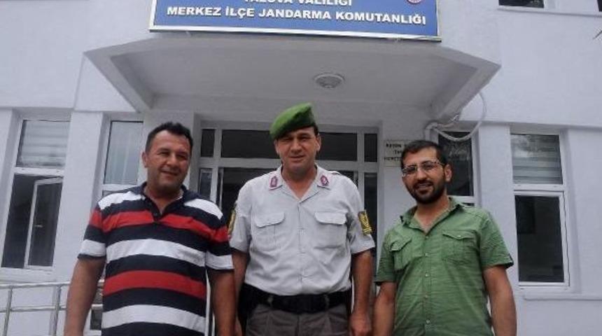 Durakta Unutulan 20 Bin Lirayı Sahibine Teslim Etti