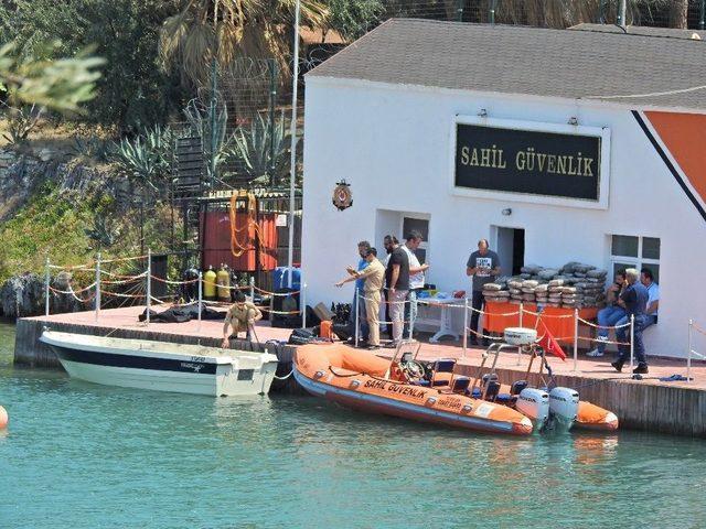 Çeşme’de Bir Teknede 100 Paket Esrar Ele Geçirildi