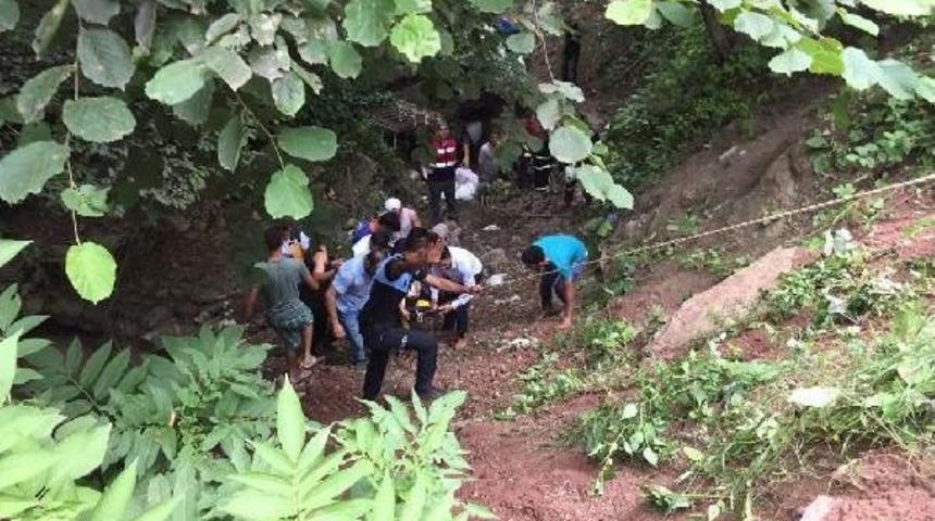 Ordu'da Fındık Iş&ccedil;ilerinin Minib&uuml;s&uuml; Dereye U&ccedil;tu: 18 Yaralı