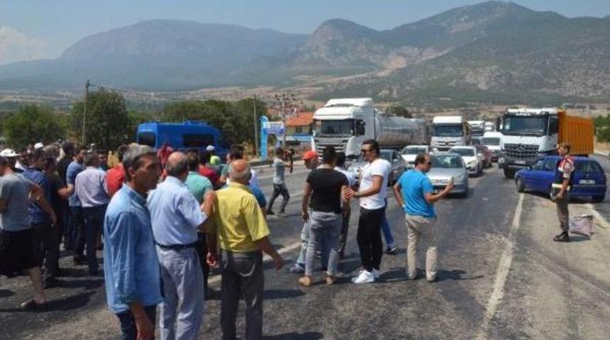 Fatmaana Kazada &Ouml;ld&uuml;, Mahalleli Yolu Kapattı