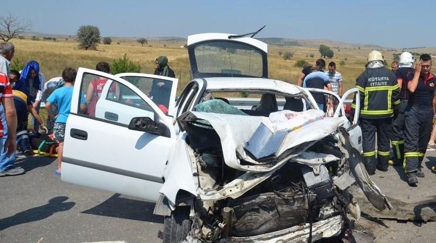 Kamyondaki Tomruklar Otomobilin &Uuml;zerine Devrildi: 8 Yaralı