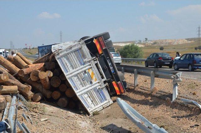 Kamyondaki Tomruklar Otomobilin Üzerine Devrildi: 8 Yaralı