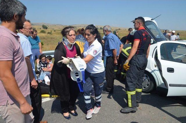 Kamyondaki Tomruklar Otomobilin Üzerine Devrildi: 8 Yaralı