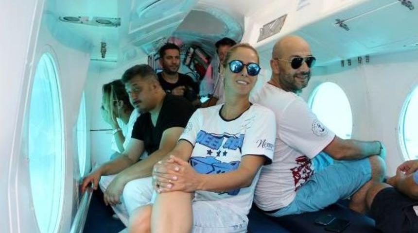 Niran &Uuml;nsal Denizaltıda Şarkı S&ouml;yleyip, Dalgı&ccedil;larla &Ouml;z&ccedil;ekim Yaptı