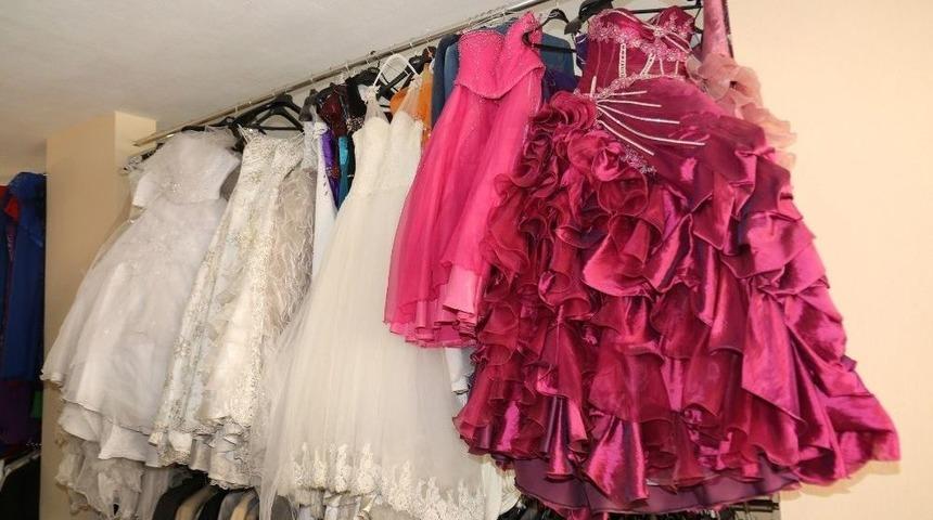 Yeni Yuva Kuracak &Ccedil;iftlere Gelinlik Ve Nişanlık Desteği