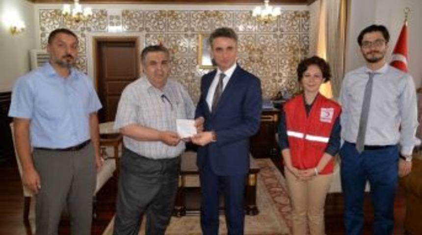 Vali Baruş, Kurban Bağışında Bulundu