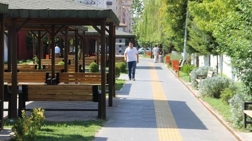 Diyarbakır&rsquo;da Park Ve Caddeler Boşaldı