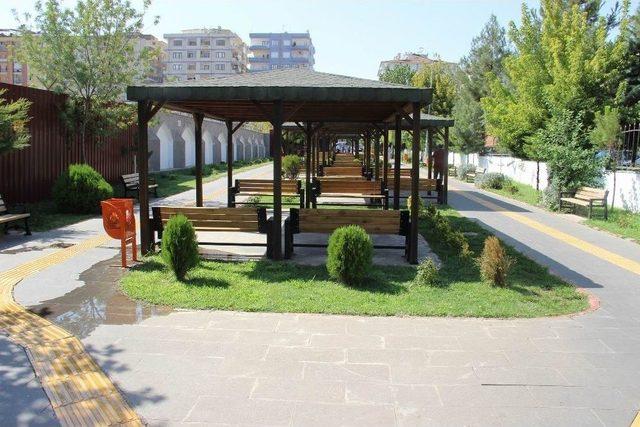 Diyarbakır’da Park Ve Caddeler Boşaldı