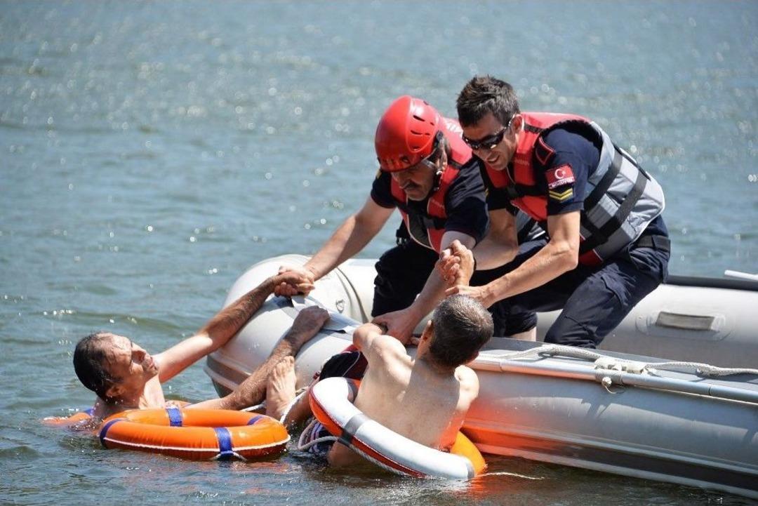 Boz&uuml;y&uuml;k Belediyesi İtfaiye Ekiplerinden Nefes Kesen Tatbikat