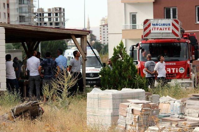 Parasını Alamayan İşçiler Çatıya Çıktı