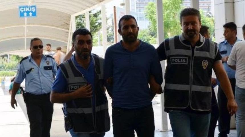 Garson Gibi Davranan Polis, Hırsızlık Ş&uuml;phelilerini Yakaladı