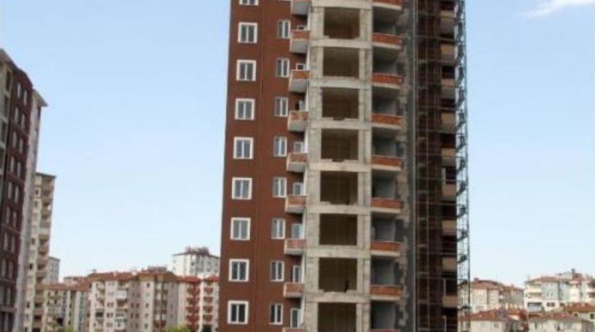 İnşaat Işçileri Alacakları Için Çatıya Çıktı