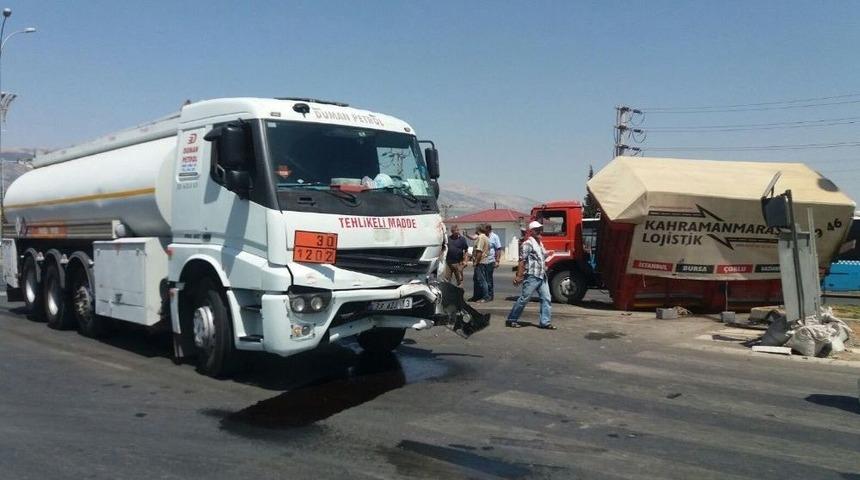 Tankerle Kamyonet Çarpıştı: 2 Yaralı