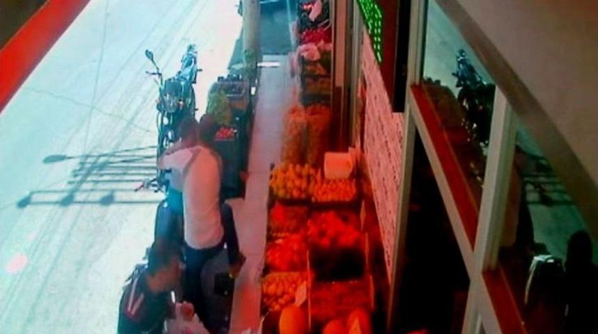 Oğlunu Korumaya &Ccedil;alışırken Vurulan Baba G&uuml;venlik Kamerasında