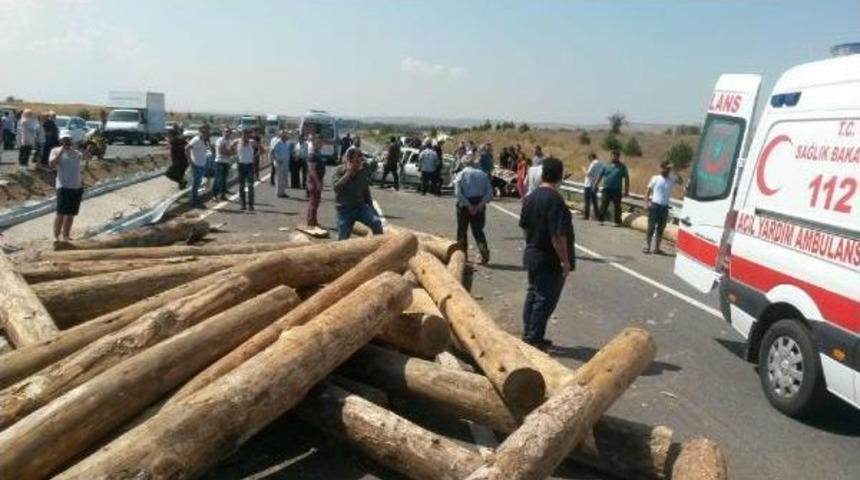 Otomobil, Devrilen Kamyondan Savrulan Tomruklara &Ccedil;arptı: 8 Yaralı