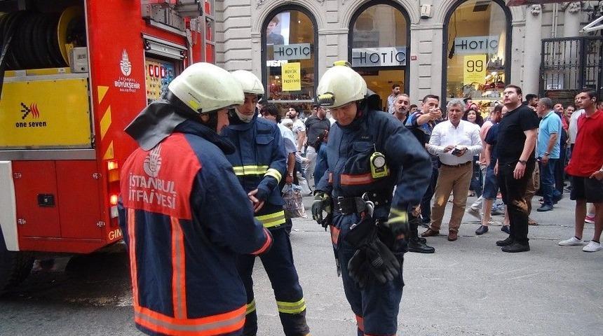 İstiklal Caddesi&rsquo;nde Yangın Paniği