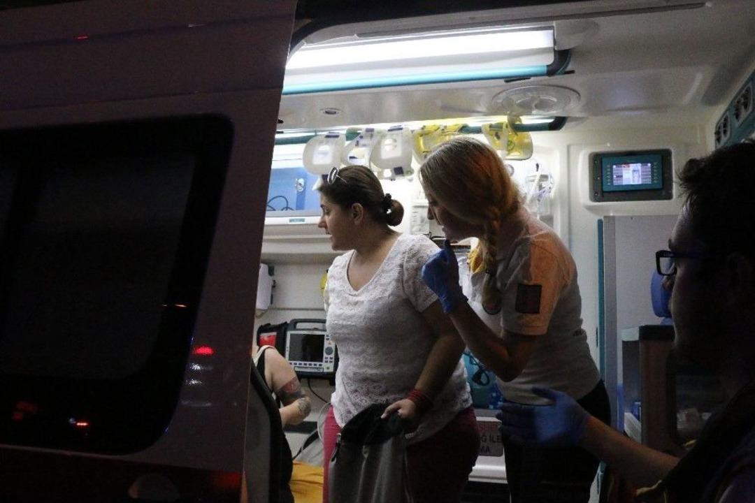 Tarihi Binadan Kopan Par&ccedil;alar Restorandakilerin &Uuml;zerine D&uuml;şt&uuml;: 4 Yaralı