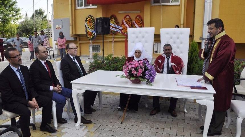 Huzurevinde Dillere Destan D&uuml;ğ&uuml;n