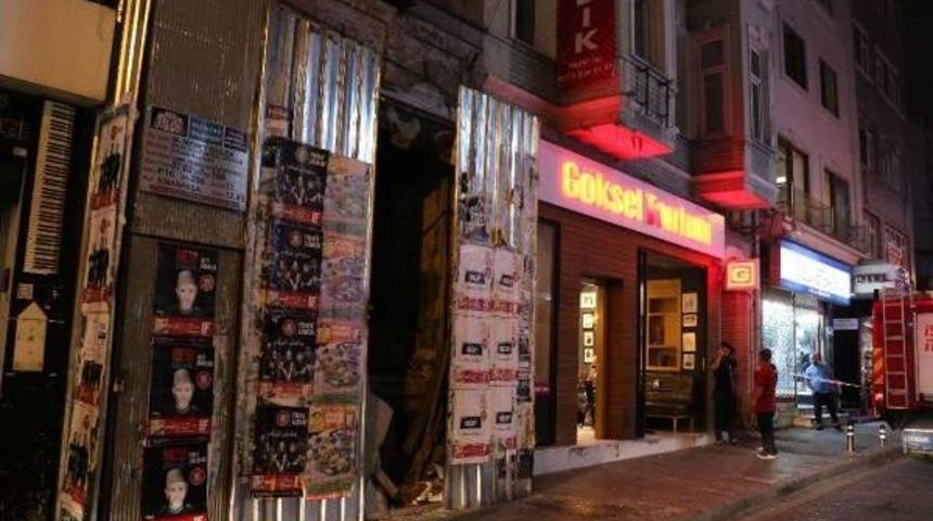 Beşiktaş'ta Tarihi Binanın Duvar Par&ccedil;ası Restoran Bah&ccedil;esine D&uuml;şt&uuml;, 4 Yaralı