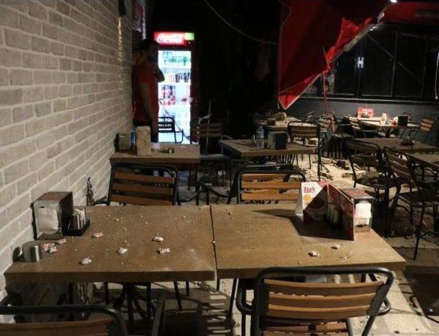 Beşiktaş'ta Tarihi Binanın Duvar Parçası Restoran Bahçesine Düştü, 4 Yaralı