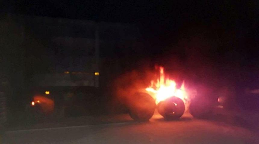 Hareket Halindeki Tır Alev Alev Yandı