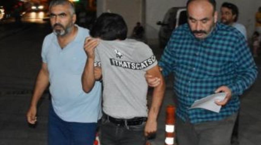 İki &Ccedil;ocuğu Bı&ccedil;ak Zoruyla Gasp Ettiği Iddiasıyla G&ouml;zaltına Alındı