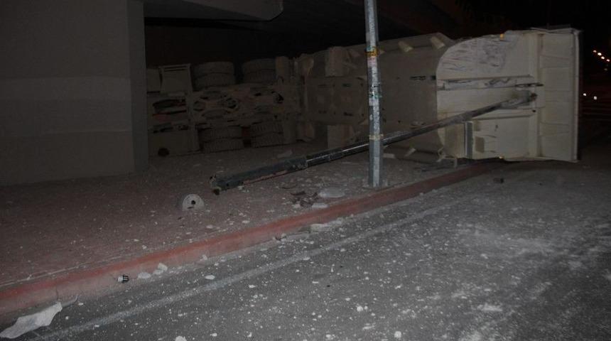 Virajı Alamayan Tır&rsquo;ın Kasasındaki Kamyon Yola D&uuml;şt&uuml;