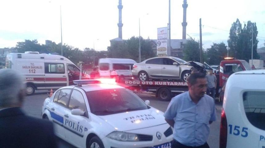 Kars&rsquo;ta Trafik Kazası: 15 Yaralı