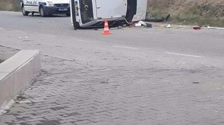 Başka Araca &Ccedil;arpmamak İ&ccedil;in Manevra Yapan Otomobil Takla Attı: 1 &Ouml;l&uuml;, 3 Yaralı