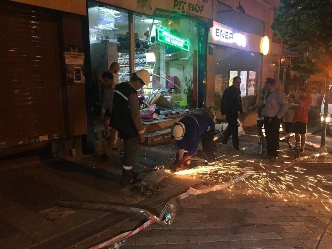 Freni Boşalan Servis Minib&uuml;s&uuml; Evcil Hayvan D&uuml;kkanına D&uuml;kkana Girdi