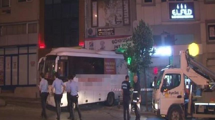 Freni Boşalan Servis Minib&uuml;s&uuml; Pet Shopa Girdi