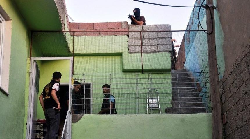 Diyarbakır&rsquo;da Şafak Vakti Uyuşturucu Operasyonu: 5 G&ouml;zaltı