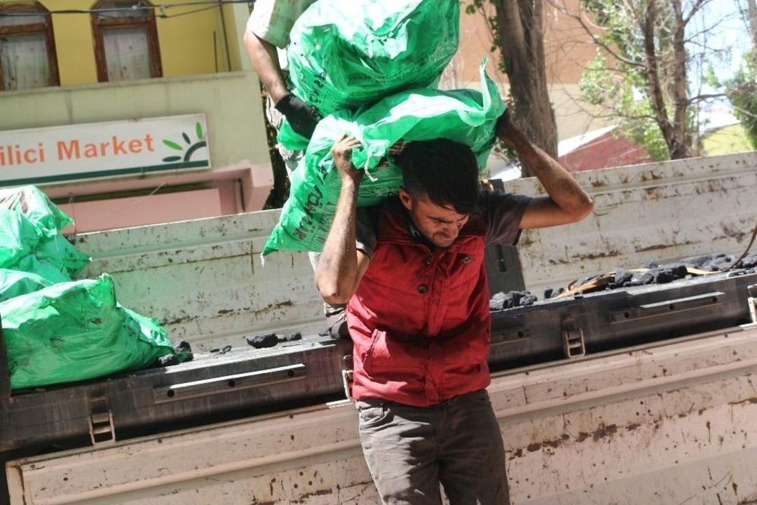 Ağrı&rsquo;da İş Bulamayan &Uuml;niversite Mezunu Kavurucu Sıcaklarda Hamallık Yapıyor