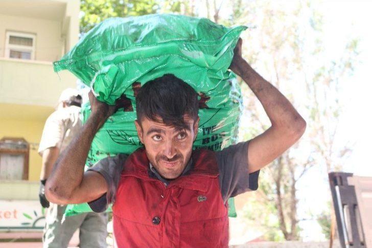 Ağrı’da İş Bulamayan Üniversite Mezunu Kavurucu Sıcaklarda Hamallık Yapıyor G1