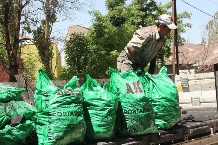 Ağrı’da İş Bulamayan Üniversite Mezunu Kavurucu Sıcaklarda Hamallık Yapıyor G3