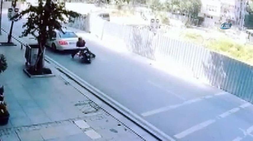 (&ouml;zel Haber) Bağdat Caddesi&rsquo;nde Otomobile &Ccedil;arpan Motosikletli Yola Savruldu