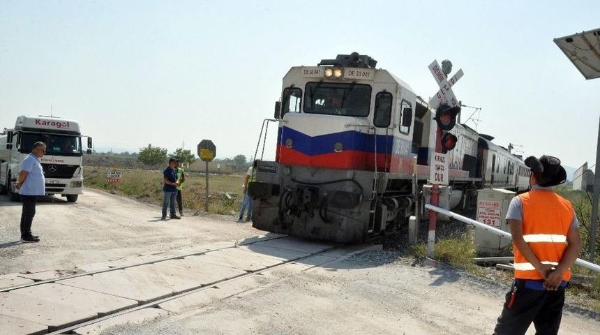 Kamyonun &Ccedil;arptığı Elektrik Direği Tren Raylarına Devrildi