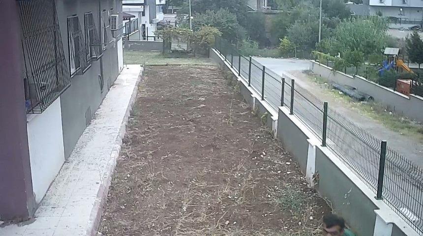 &Ccedil;aldığı Kadın &Ccedil;antasıyla Y&uuml;z&uuml;n&uuml; Kapattı Polisten Ka&ccedil;amadı