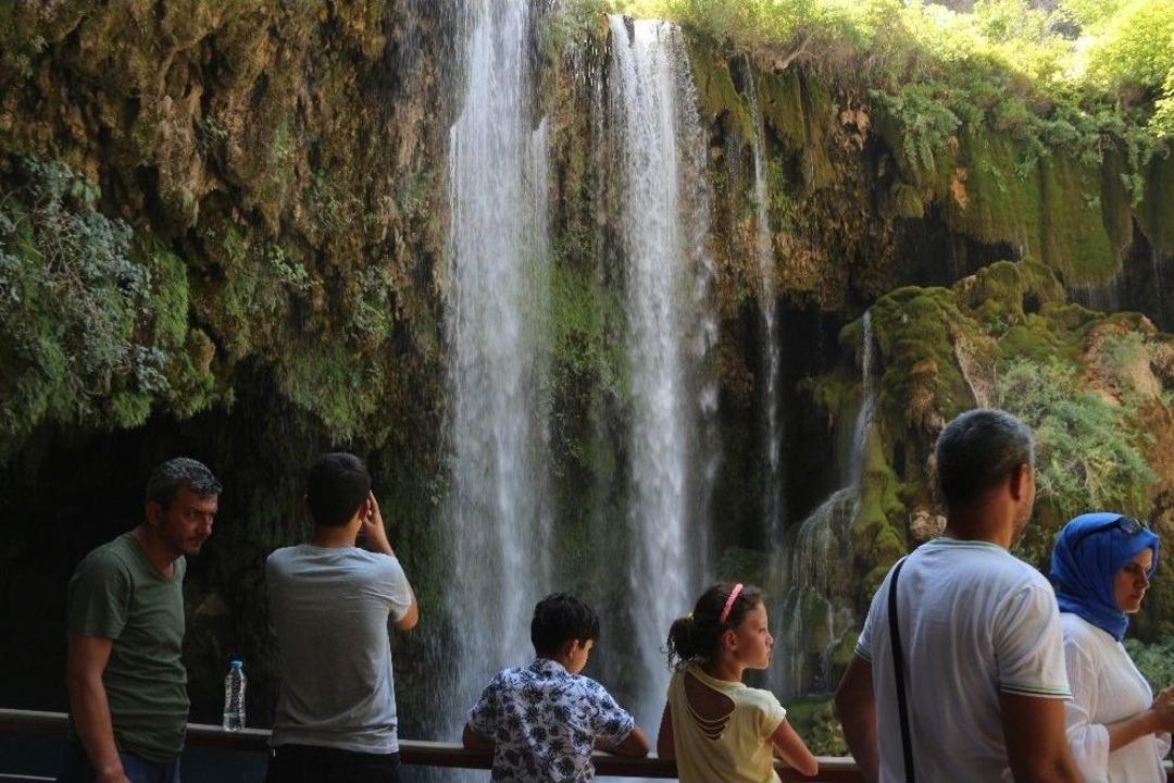 Doğa Harikası Şelale Ziyaret&ccedil;i Akınına Uğruyor