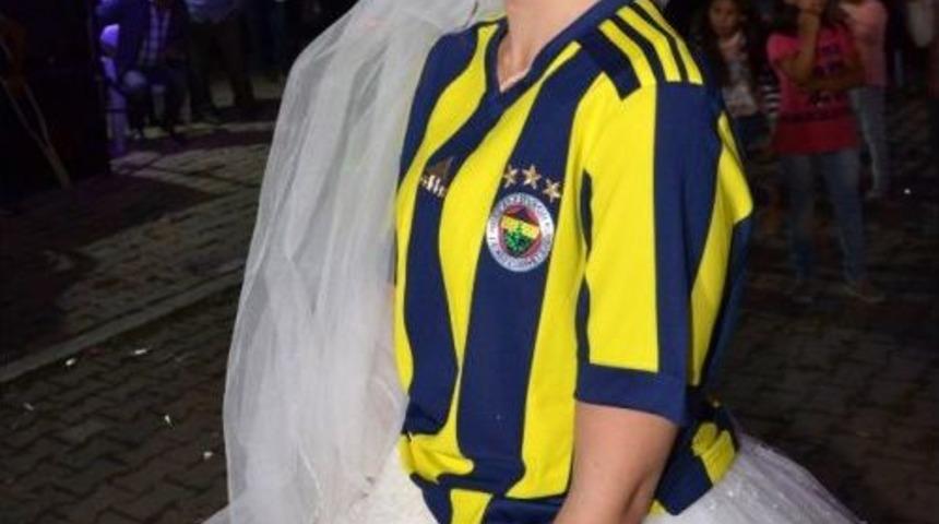 Fenerbah&ccedil;eli Fanatik Gelin Damat D&uuml;ğ&uuml;nde Forma Giydi