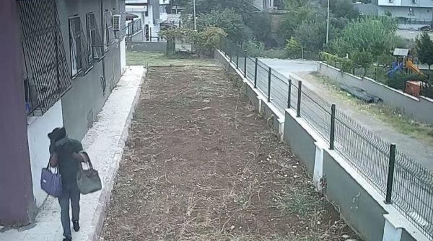 &Ccedil;aldığı Kadın &Ccedil;antalarını Koluna Takıp Ka&ccedil;tı